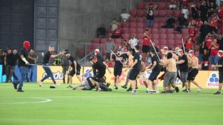 אוהדי הפועל באר-שבע פורצים לכר הדשא כדי להתעמת עם אוהדי סכנין