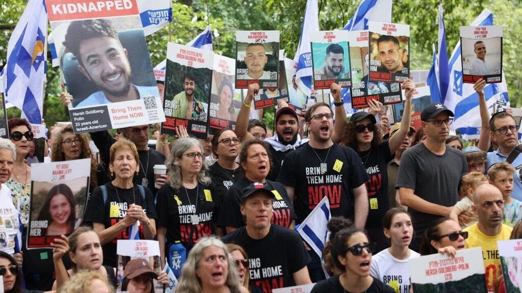Protesters call for the release of hostages held in Gaza (Photo: Liri Agami, Amnon Shemi) הפגנה בניו יורק להשבת החטופים