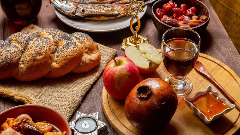 Праздничный стол на Рош ха-Шана (Фото: shutterstock) Праздничный стол на Рош ха-Шана