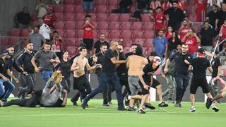 אוהדי הפועל באר-שבע פורצים לכר הדשא כדי להתעמת עם אוהדי סכנין