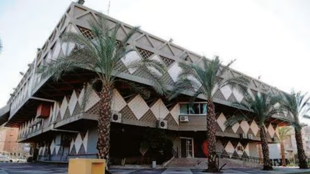 Здание мэрии Бат-Яма (Фото: Коби Куанкес) עיריית בת ים