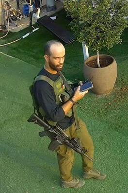 המחבל אחמד פוזי נאצר מוחמד ואדיה בחצר משפחת תעסה