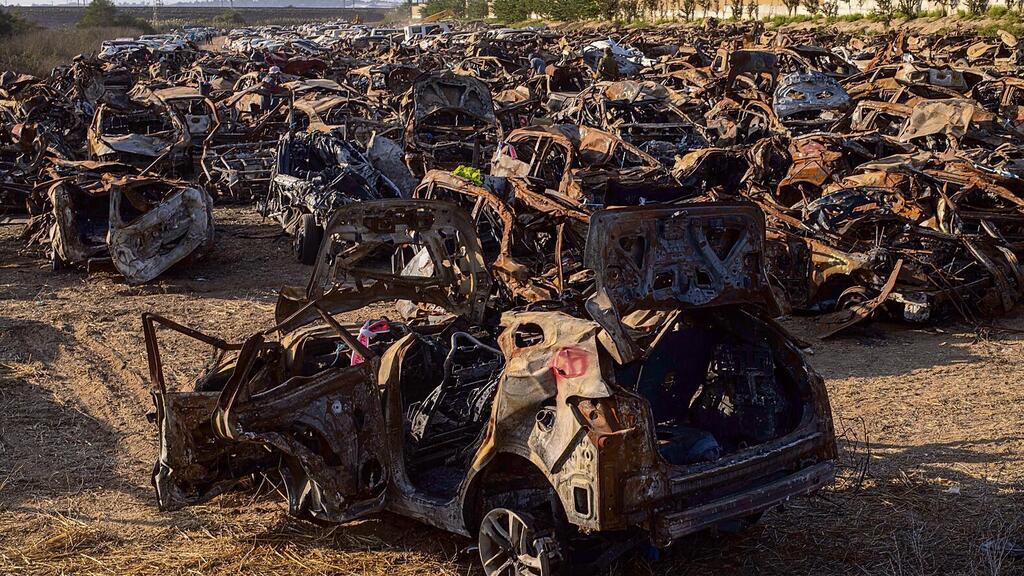 Vehicles of Nova Music Festival goers near Re'im (Photo: Yuval Chen) זירת הטבח ליד קיבוץ רעים