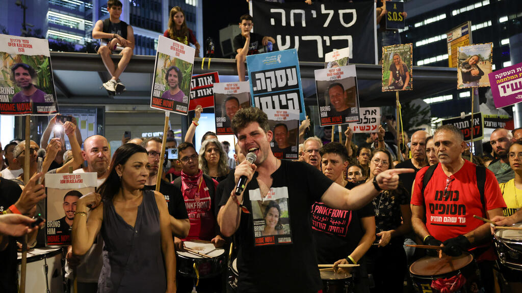 מסע ההפקרה לזכרם של 27 החטופים שהופקרו בשבי, נרצחו וחולצו לקבורה בישראל - תל אביב כיכר הבימה