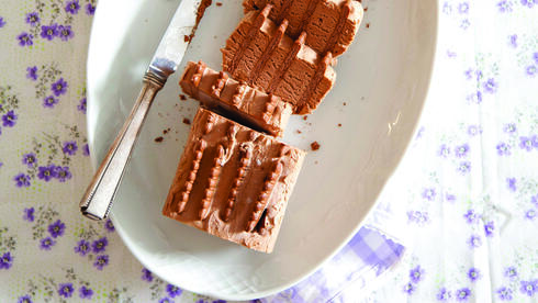 עוגת ביסקוויטים עם קרם שוקולד וקפה