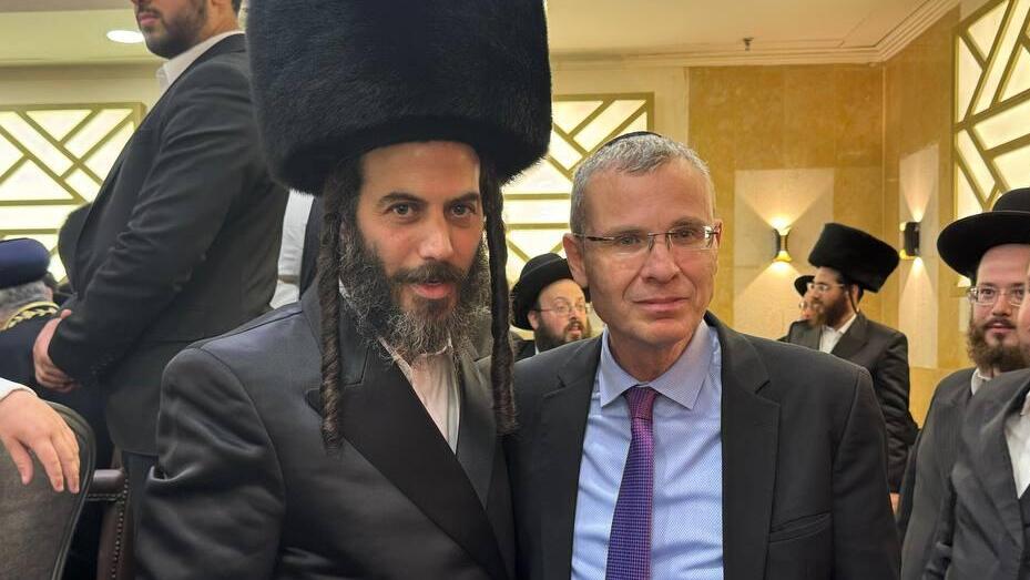 יריב לוין בחתונת בתו של  מוטי בבצ'יק