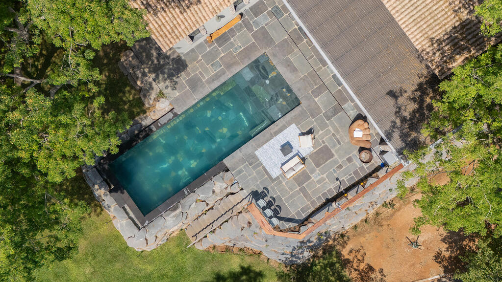 Aerial view of a pool (Photo: Elad Gonen) בית בנחלה במושב, עיצוב: רון שפיגל