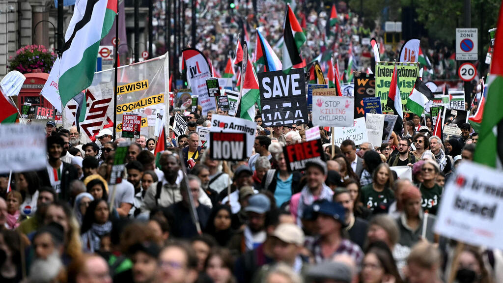 Pro-Palestinian activists march in London against the war in GAza on a national day of action for Palestine (Photo: Justin Tallis/AFP) הפגנת נגד ישראל לונדון