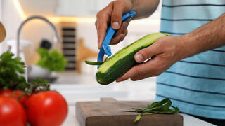 מלפפון קליפה קילוף