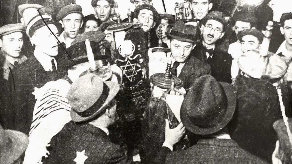 Jews celebrating holidays in the Ghetto (Photo: Mendel Grossman, Yad Vashem Archives) שמחת תורה בגטו לודז'