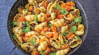 פסטה, ירקות ועדשים בקרם קוקוס ותיבול הודי