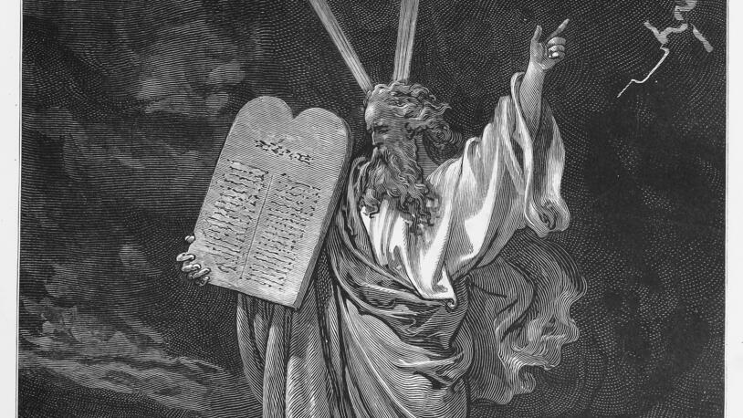 Moses received the tactics notebook directly from the owner, at Mount Sinai. (Photo: Shutterstock) משה יורד מהר סיני עם לוחות הברית – מציורי התנ"ך של גוסטב דורה