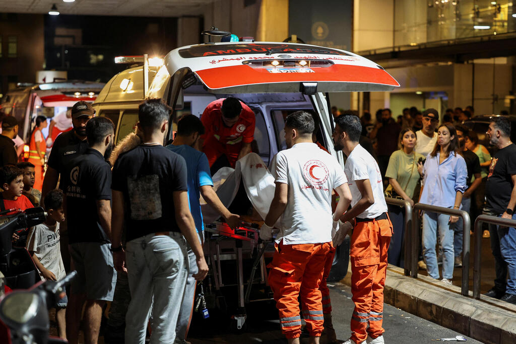 Lebanese first responders evacuate Hezbollah member hit in pager attack (Photo: REUTERS/Mohamed Azakir) פיצוץ במכשירי קשר (ביפרים) של אנשי חיזבאללה בדאחייה ובדרום לבנון