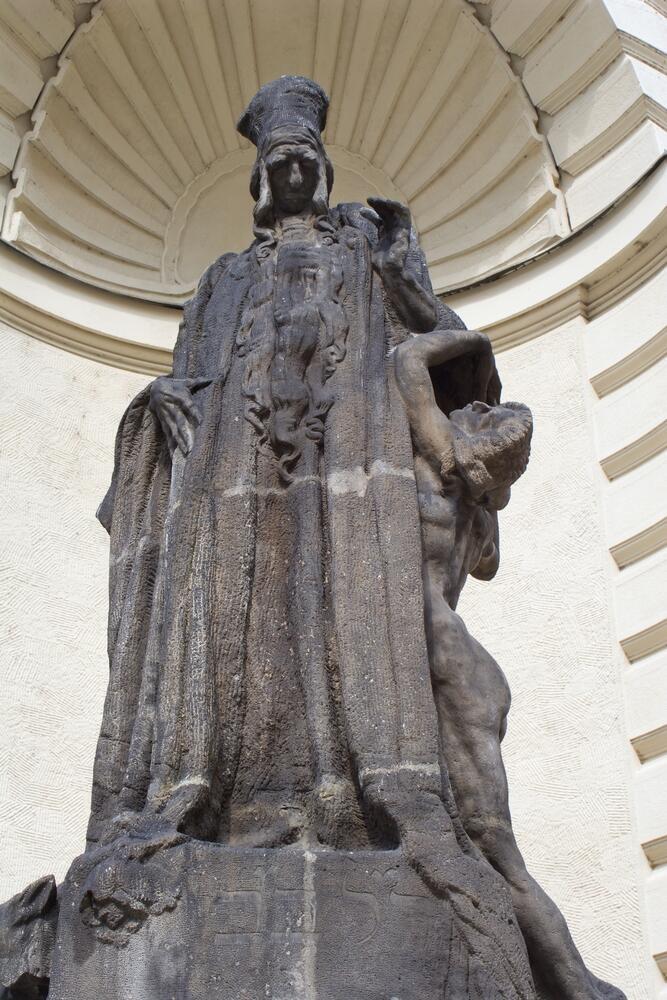 פסל המהר"ל מפראג, בבניין העירייה. פרי דמיונו של האמן לדיסלב שלון