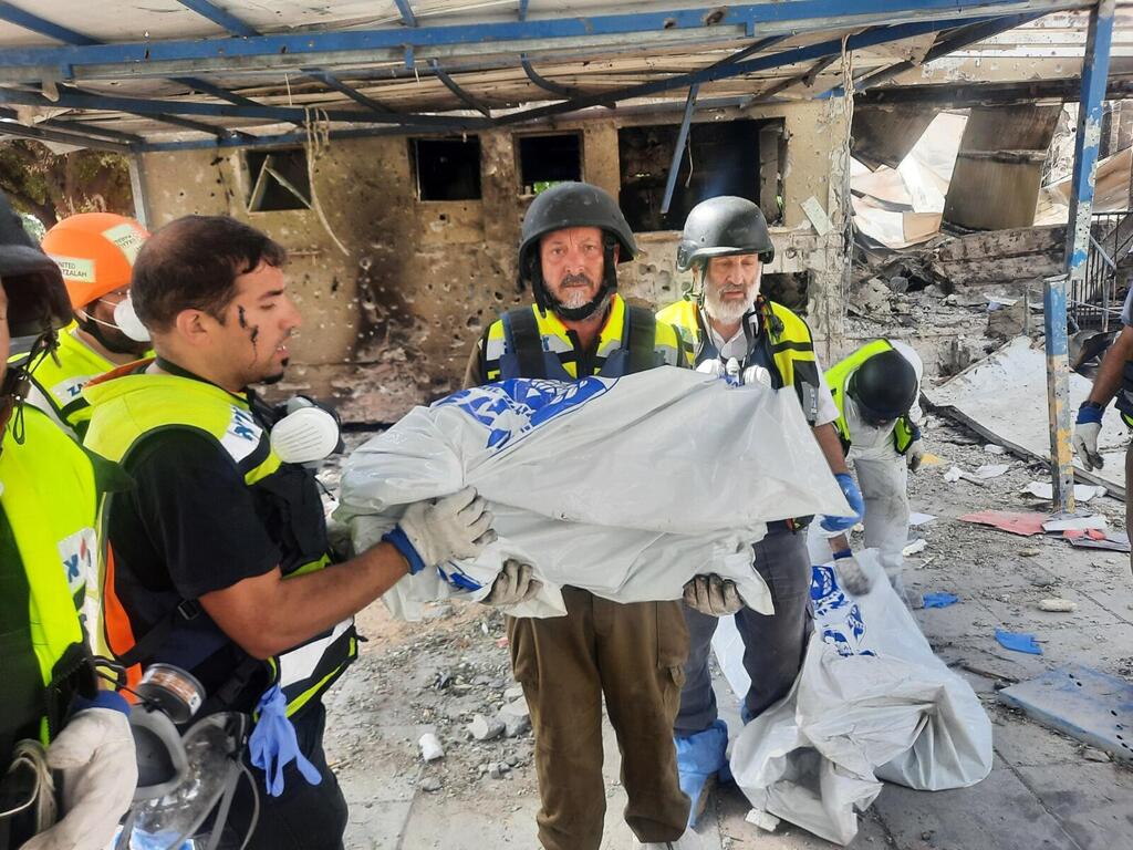 ‘I never imageined that I’d be picking up body parts.’ ZAKA volunteers at the site of the Be’eri massacre (Photo: Zaka) אתר הטבח בארי גופות ילדים שרופים