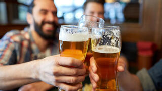 שתיית אלכוהול כוסות כוס בירה