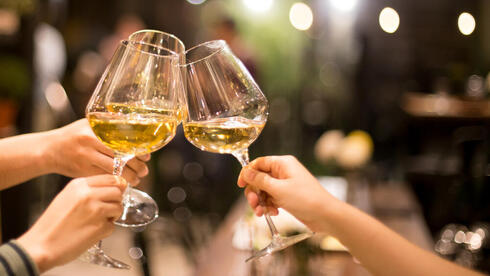 שתיית אלכוהול כוסות כוס יין