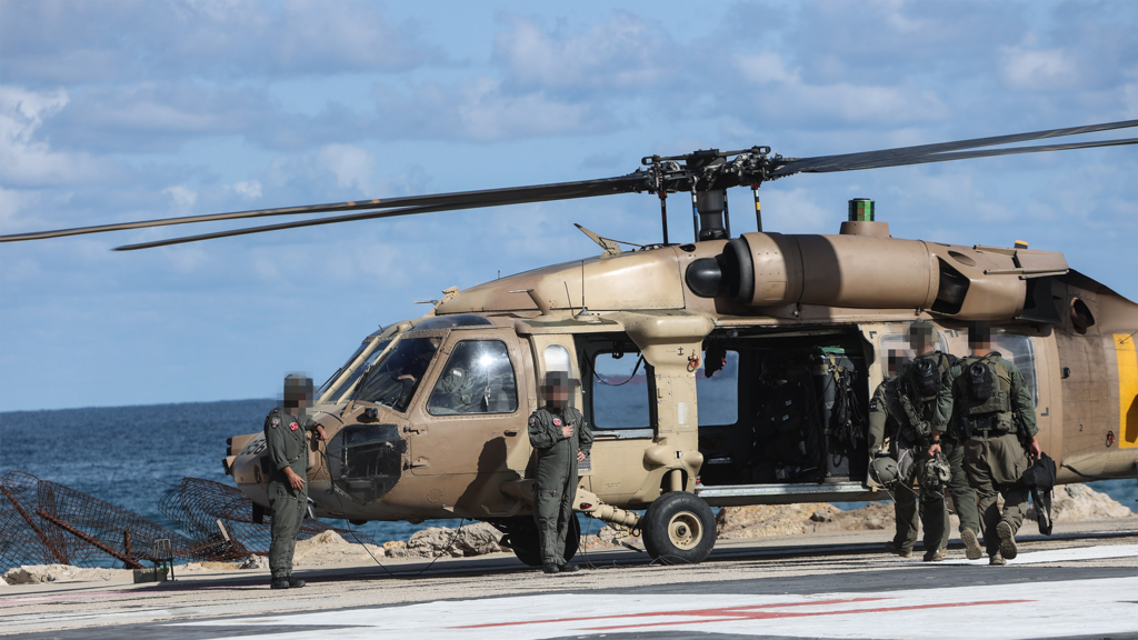 Доставка раненых в больницу "Рамбам" (Фото: Гиль Нехуштан) חיילים שנפצעו מירי נ"ט פונו לבית חולים רמב"ם