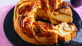 חלה במילוי דלורית ובצל 