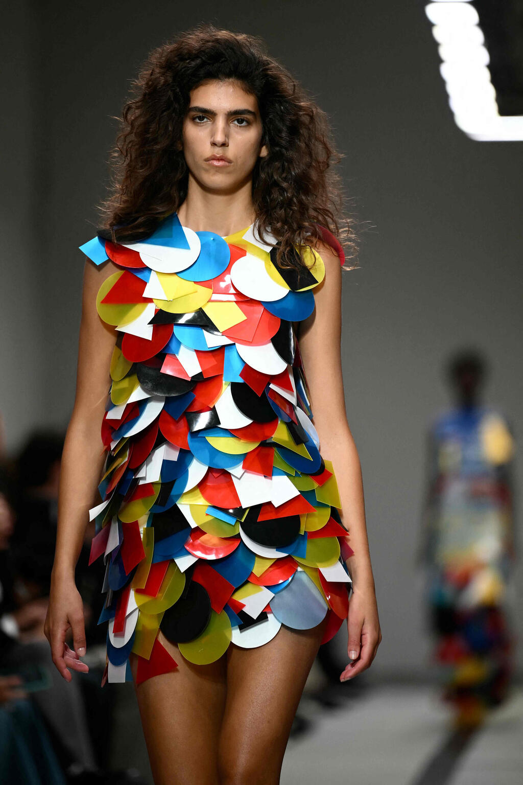 סאן מזרחי בתצוגת אביב-קיץ 2025 של מיסוני בשבוע האופנה במילאנו