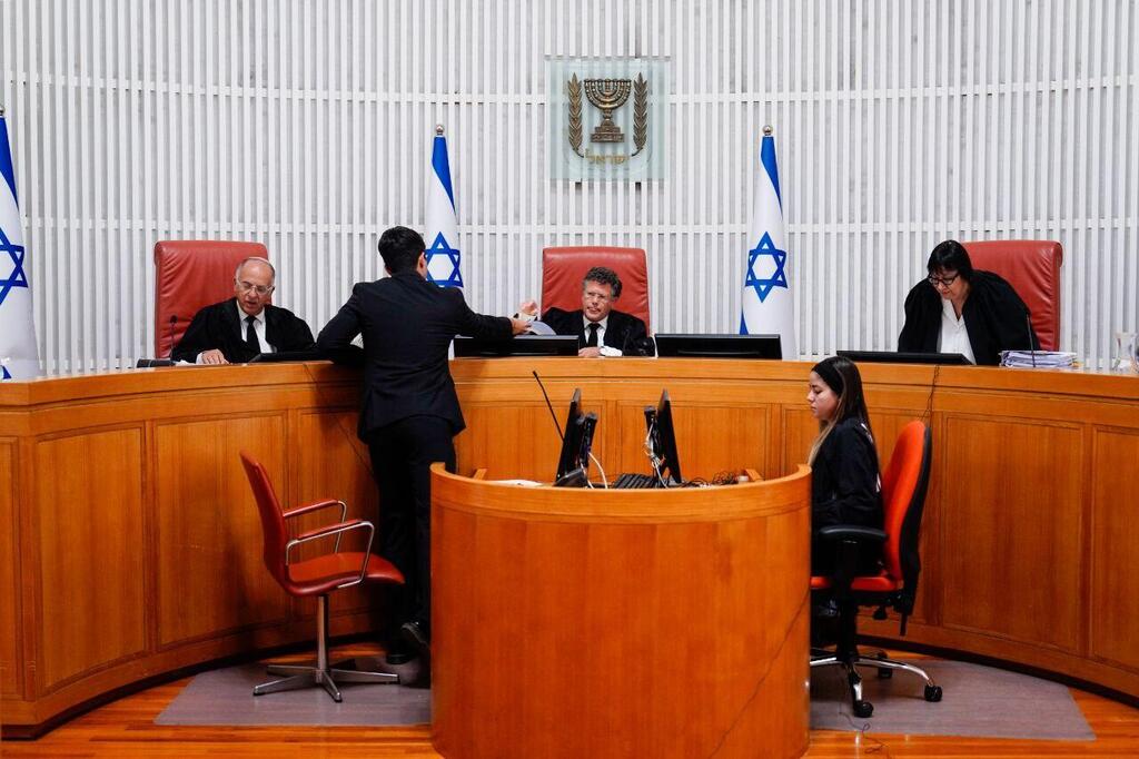  בג"צ - עתירה להקים ועדת בדיקה ממשלתית לבדיקת רכש, מעקב ואיסוף מידע בכלים קיברנטיים אחר אזרחים והפעלה של תוכנה המכונה "רוגלה", המאפשרת לחדור למכשירי טלפון נייד, על ידי משטרת ישראל
