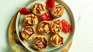  חלבי או פרווה: שבלולי תפוחי עץ מהירים עם ריבת חבושים