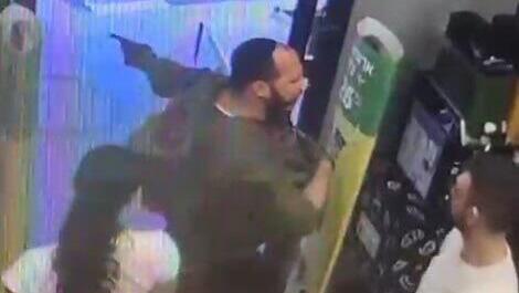 תיעוד: חייל צה"ל נותן אגרוף לעובד באלונית בכפר עזה ששמע מוזיקה בערבית