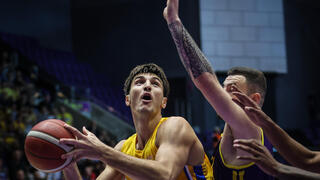 שחקן מכבי ת"א רומן סורקין מול שחקן הפועל חולון נתנאל ארצי