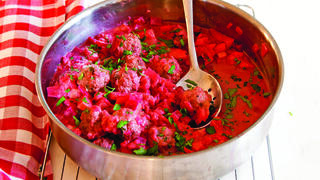  קציצות בשר ברוטב סלק וחבושים