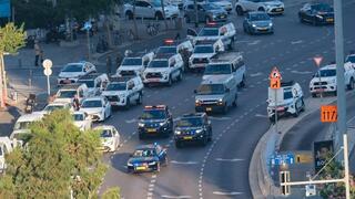 שיירת ראש הממשלה נתניהו מגיעים לבסיס הקרייה בתל אביב בזמן אזעקות