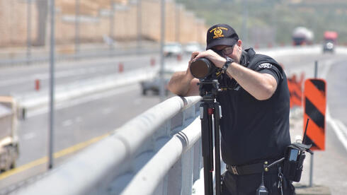 שוטר תנועה עם מצלמת מהירות