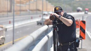 שוטר תנועה עם מצלמת מהירות