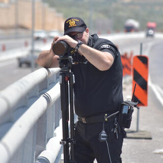 שוטר תנועה עם מצלמת מהירות