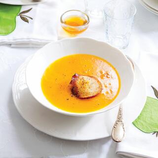 מרק חם עם דלעת, דבש ותפוחים