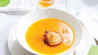 מרק חם עם דלעת, דבש ותפוחים