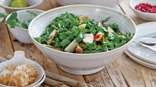 סלט ירוק ומאחוריו כדורי דג ודלעת בסילאן