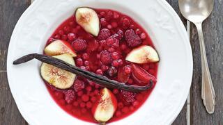 מרק קר של פירות יער ותאנים