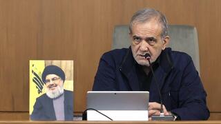 נשיא איראן מסעוד פזשכיאן לצד תמונתו של חסן נסראללה בישיבת הממשלה