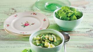 מרק חם עם תרד ותפוחי אדמה