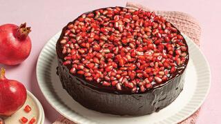 עוגת שוקו-דבש בעיטור רימונים