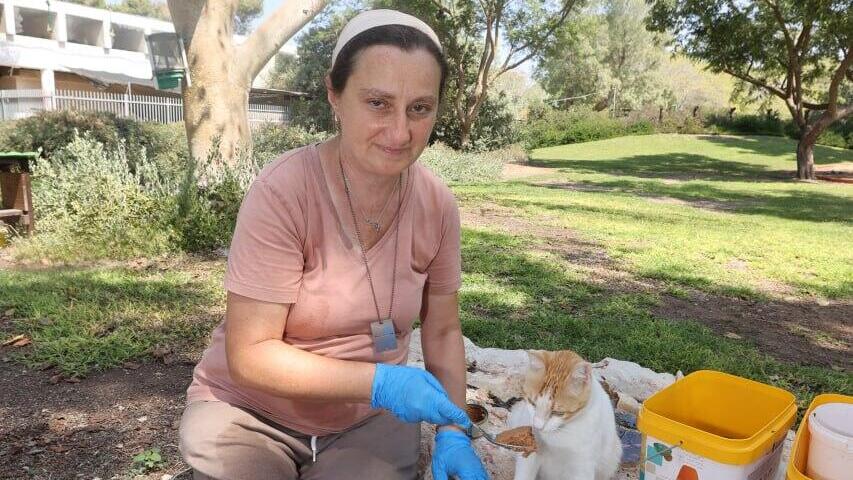 ילנה טרופנוב. מגיעה פעמיים בשבוע לקיבוץ