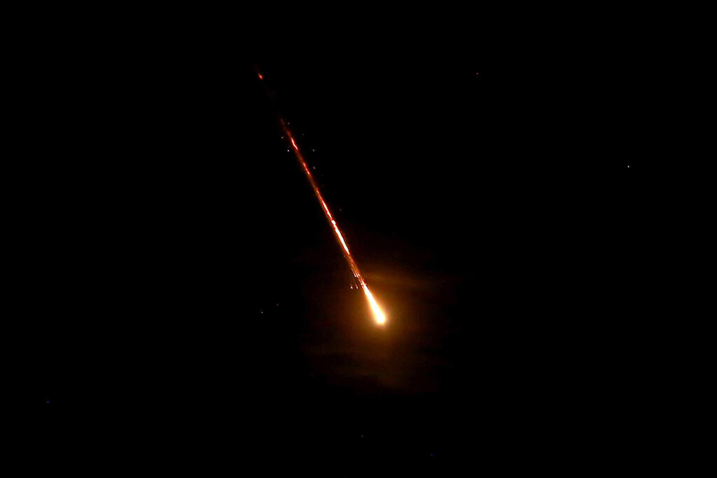 Archival: Iranian missile seen over Amman, Jordan (Photo: Khalil MAZRAAWI / AFP) טיל בשמי עמאן