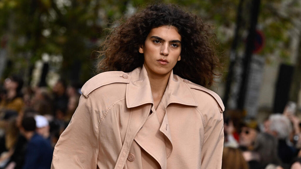 סאן מזרחי בתצוגת אביב-קיץ 2025 של סטלה מקרטני בשבוע האופנה בפריז