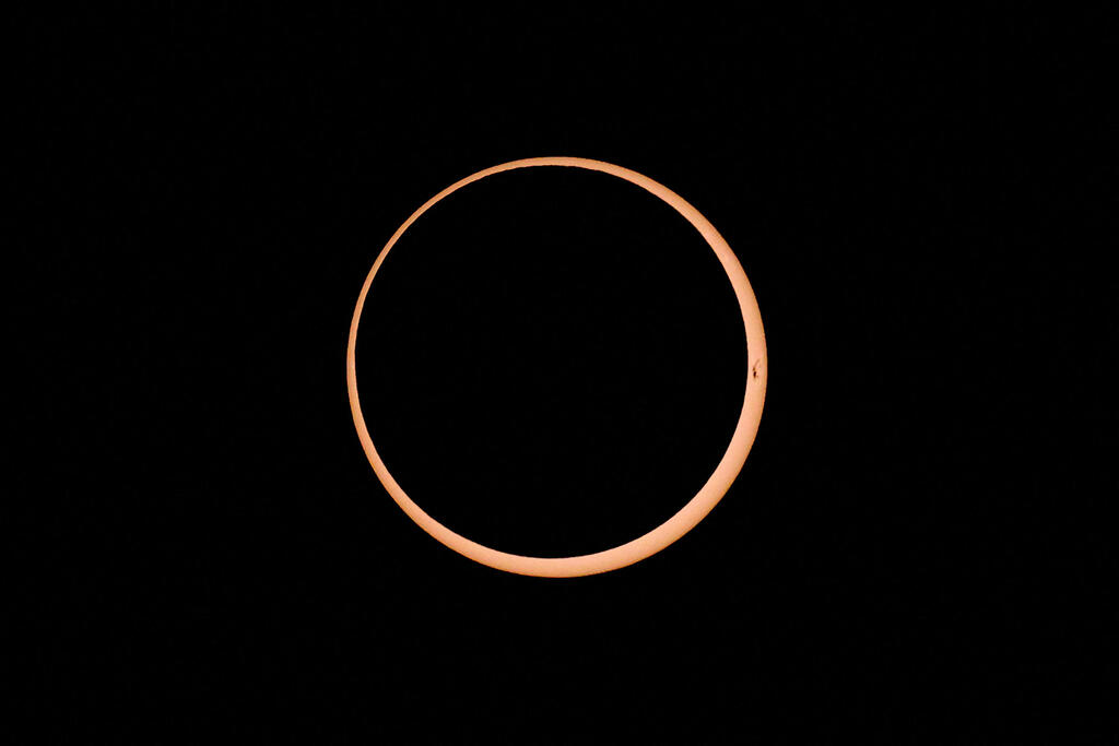 ‘Ring of fire’ solar eclipse in the sky (Photo: REUTERS/Ivan Alvarado) "טבעת אש" בשמיים