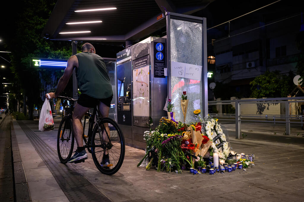 מדליקים נרות זיכרון לזכר נרצחים בזירת הפיגוע שדרות ירושלים יפו תל אביב 
