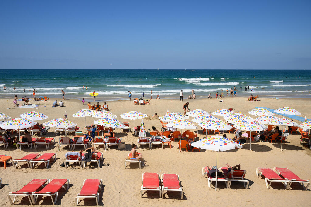 Tel Aviv beach (Photo: Leon Neal/Getty Images) חוף הים בתל אביב