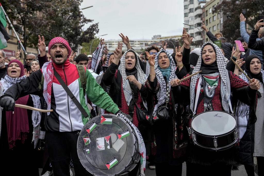 Pro-Palestinian demonstration in Berlin, Germany (Photo: AP Photo/ Ebrahim Noroozi) הפגנה בברלין