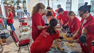 מתנדבי עמותת "מאיר פנים" אורזים מארזי חג לנזקקים