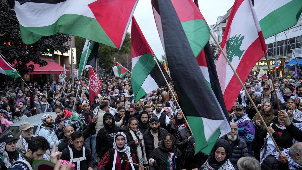 Pro-Palestinian demonstration in Berlin (Photo: AP Photo/Ebrahim Noroozi) הפגנה בברלין