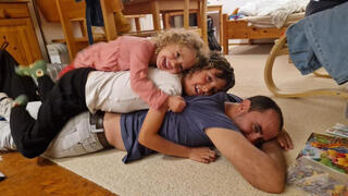 טל שהם עם ילדיו נווה ויהל